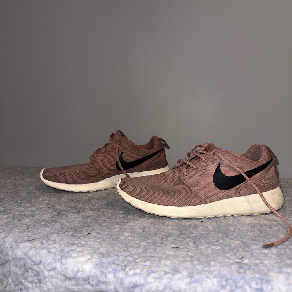 Nike Women’s Pink Taupe Roshe Run - Size 7.5 - Picture 2 of 10